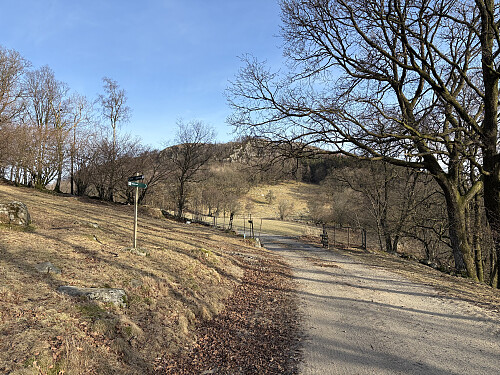 Herfra går det merket sti opp til Hengjefjellet. Høylandsfjell i bakgrunnen
