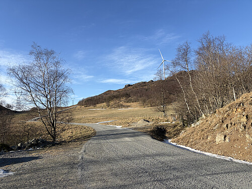 Anleggsveien som er stengt med bom sett fra parkeringslomma