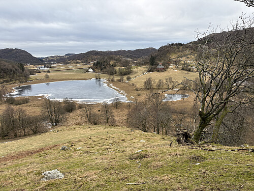Lomelandstjørna sett fra oppstigningen til Kjertåsen