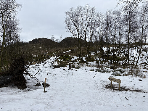Skiltet og merket sti fra p-plassen