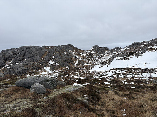 Vardafjellet ses bak i midten av bildet
