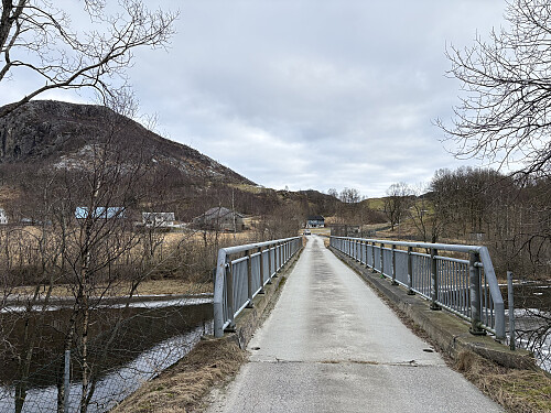Fra E 39 ved p-lomma gikk jeg over brua og til høyre for gården. Husafjellet bak til venstre
