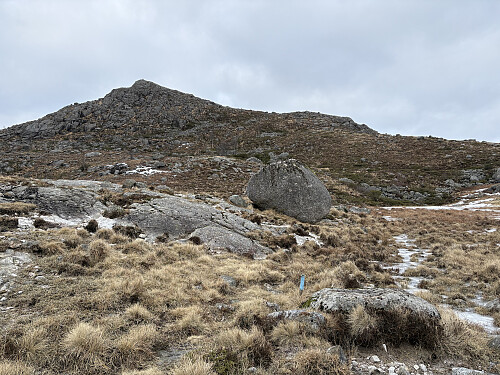 Blåmerket sti det siste stykket oppover mot toppen