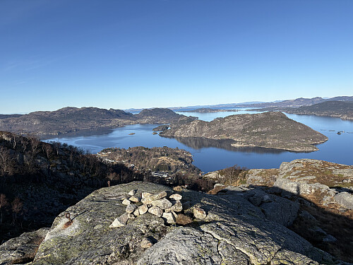 Utsikt mot Ådnøy fra det midterste toppunktet. Her er det også bolter etter et tidligere trigpunktmerke
