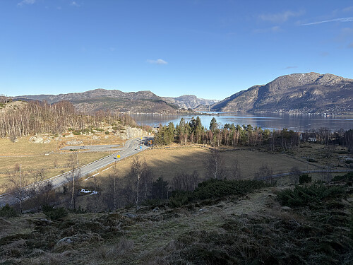 Utsikt ned mot p-plassen og ferjekaia på Lauvvik