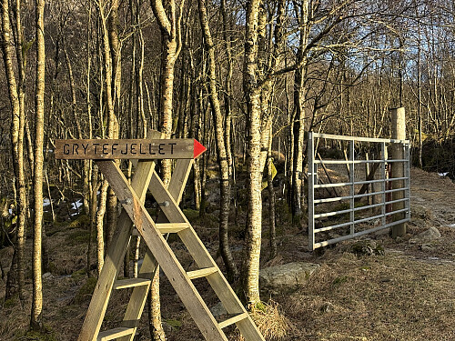 Ved stidelet er det skiltet og merket sti opp til Grytefjellet