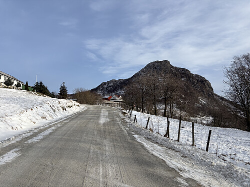 Fra parkeringslomma mot Nordland gård og Askenuten i bakgrunnen