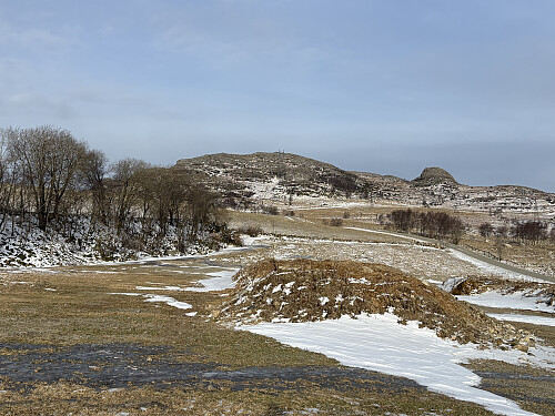 Mot Kjerringfjellet og det markerte Pigfjellet til høyre