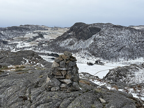Øksnanuten med den karakteristiske Askenuten bak