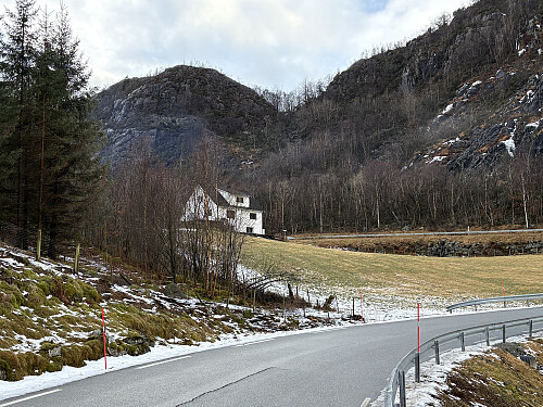 Steinura sett fra parkeringslomma langs Madlandsvegen