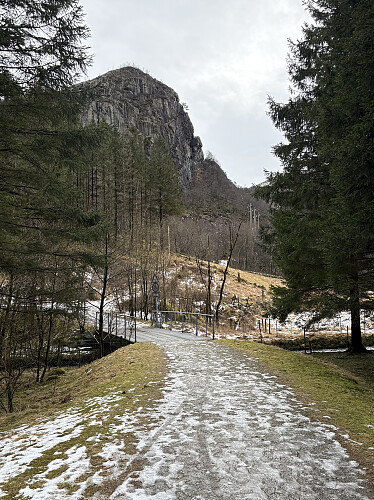 På vei mot Middalshammaren på god grusvei. Daurmålhammaren ruver i bakgrunnen