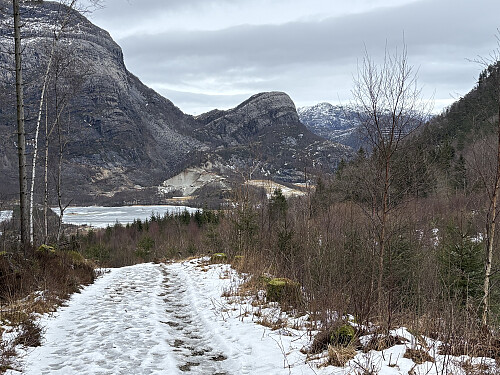 Vardafjellet i bakgrunnen