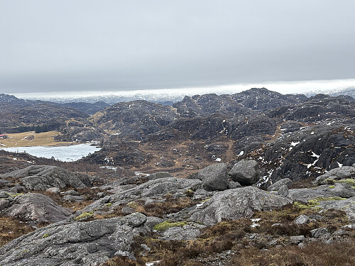 Nesten på toppen av Krågefjellet. Helt bak til høyre ses Ørnafjellet