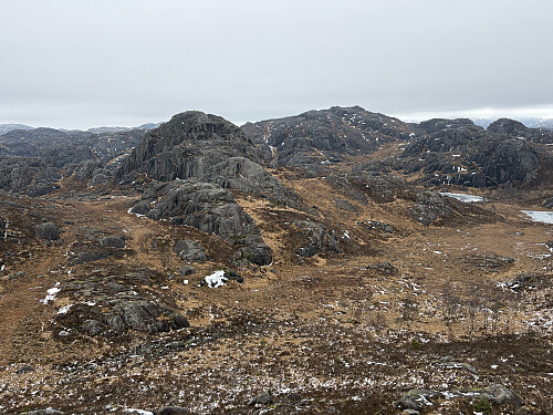 På vei mot Ørnafjellet som ligger litt til høyre for midten av bildet. Den markerte toppen i forkant er Asaliknuten