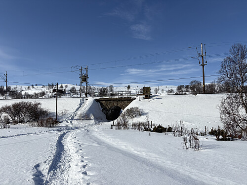 Fra Grønbakken p-plass passerer man jernbanen i kulvert under skinnegangen