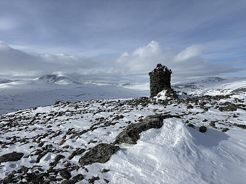Kolla med Snøhetta bak til venstre