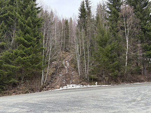 Starten av ruta går opp rett ved p-plassen på Storsveet