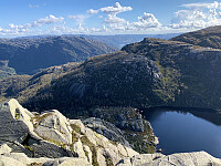 Utsikt ned til Maurlitjørna. Vi ser Rogleheia til venstre og litt av Stokkafjellet til høyre. Bakerst midt i bildet ser vi Ualandsvatnet, Heskestadvatnet og Eidsvatnet..