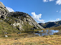 Vi nærmer oss fjellet. Vi gikk opp bakkene til venstre for tjernet.