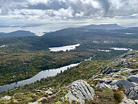 Utsikt mot sør. Vi ser den vide heia sør for Lammanuten. Mot Boknafjorden ser vi Muslandsvågen og Hest.