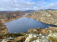 Utsikt mot Eikelandsdaltjørna. Mjåvassknuten bak til høyre.