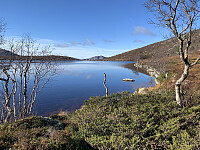 Rundavatnet. Neverdalsfjellet i bakgrunnen.