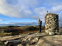 Kisthei i bakgrunnen.