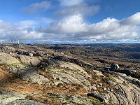 Utsikt mot sør. Vi ser Solandsvarden og Frøytlandsveten.