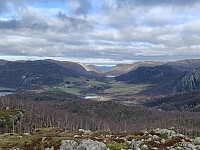 Utsikt fra toppen 200 meter nordøst for Karten. Vi ser gårdene i Madland og dalen innover med Kvitlavatnet.