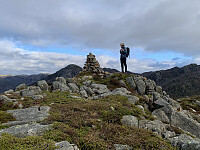 Fin varde på den litt lavere toppen 200 meter nordøst for toppen av Karten.