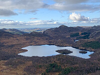Utsikt mot nordvest med Store Foretjørna i forgrunnen. Vi ser havet i bakgrunnen.