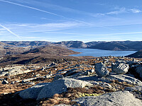 Utsikt mot Sandvatnet med Iglandsklubbafjellet bak.