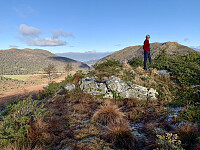 Toppen med Kjellesviknuten til venstre og Kåtanuten tilhøyre. Gjennom Vakadelen ser vi Skånevikfjorden og Ulvanosi.