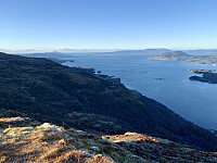 Utsikt mot Bjoafjorden. Vi ser Trollevassnibba, Siggjo, Stord og Borgundøy.