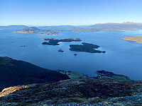 Utsikt mot nord. Vi ser Romsa og Glopsøya. Lenger nord - i sola - ser vi Borgundøy og Halsnøy. Ulvanosi til høyre.