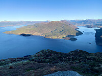 Utsikt mot Skånevikhalvøya. Skånevikfjorden til venstre og Etnefjorden til høyre. Børkjenesnuten midt i bildet.