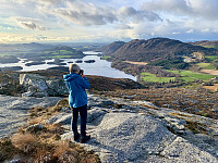 Utsikt mot Lutsivatnet. Til høyre hytta med sauer som beiter på marka.