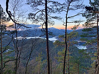 Utsikt mot nordvest. Vi ser Sandsfjorden, Grytenuten og Sandsfjordbrua.