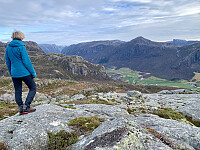 Utsikt mot Espedlen. Røssdalen til venstre. Hagknuten i midten og Frafjordhatten til høyre.