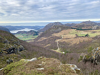 Utsikt mot Forsand og Høgsfjorden. Vi ser Bergefjellt i midten og Vikastakken til høyre.
