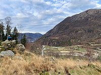 Flyttblokk nær toppen. Viddasfjellet og Bergefjellet i bakgrunnen.