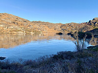 Bilde tatt fra vestkanten av Teodoratjørnane med Mattidknuden i bakgrunnen.