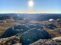 Utsikt mot sør. Spjodevatnet til venstre òg Teodoratjørnane til høyre. I bakgrunnen ser vi Ragnhildsfjellet.