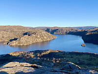 Utsikt mot østre del av Nodlandsvatnet. Vi ser Eigelifjellet, Støybingsvarden og Eldsknuden.