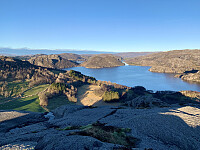 Utsikt mot vestre del av Nodlandsvatnet. Vi ser Nonsknuden og Skinnstakkfjellet.