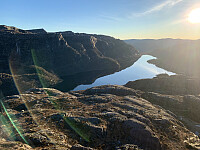 Utsikt mot Holevatnet. Høgeknuten til venstre og Drengen litt til høyre bak vannet.