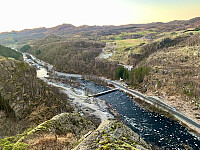 Utsikt ned i Gyadalen. Vi ser Terland klopp og gårdene på Terland.