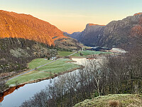 Utsikt oppover Gyadalen. Vi ser Gyaaksla inni dalen.