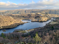 Utsikt innover den sørøstre vika i Eiavatnet mot Svinland. Dufjell i bakgrunnen.