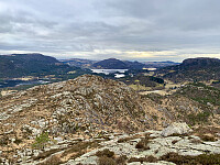 Eikelifjellet og Lutsivassdraget sett fra Ramnafjellet.